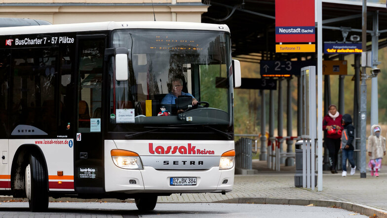 Ersatzbus am Bahnhof in Neustadt: Auch im November sind nicht genug Triebwagen einsatzbereit.