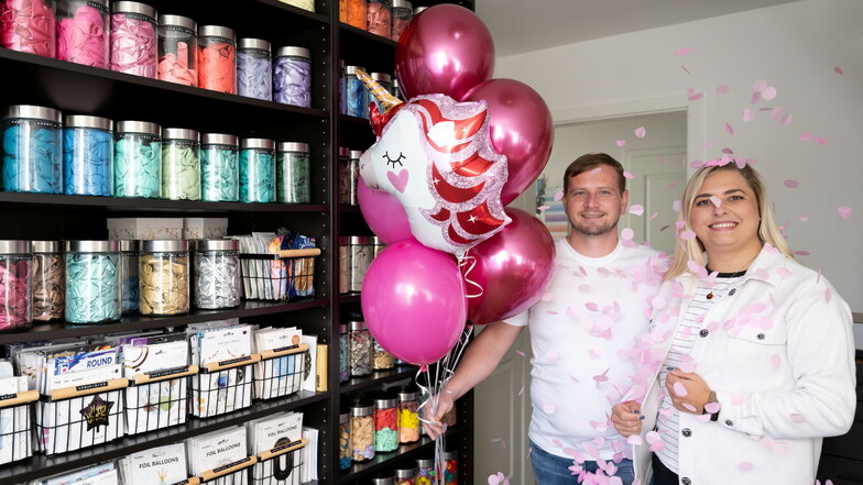 Rocco Siebert und Anna Marinov haben in ihrer Wohnung in Bautzen ein Luftballon-Lager eingerichtet. Von hier aus liefern sie individuell gestaltete Ballons für Feiern.