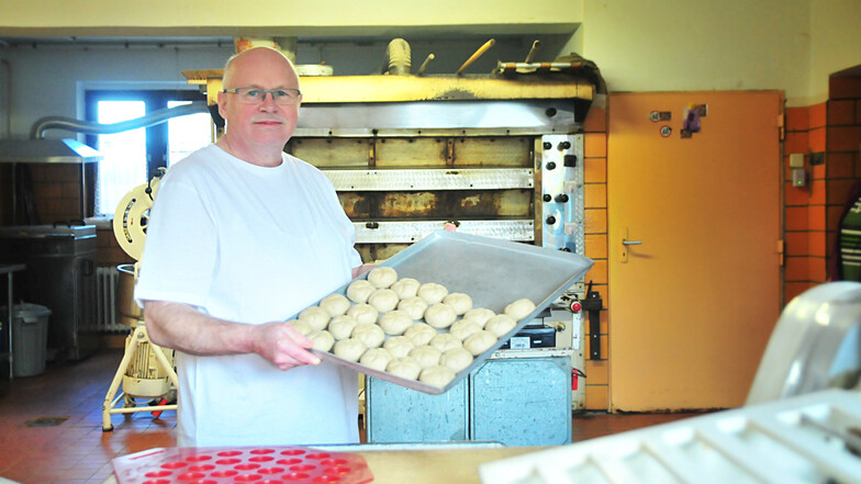 Am Donnerstag ist es endlich so weit: Der Priestewitzer Bäcker Frank Creutz wirft seinen Ofen wieder an und eröffnet nach einem Unfall sein beliebtes Geschäft an der Bahnschranke.