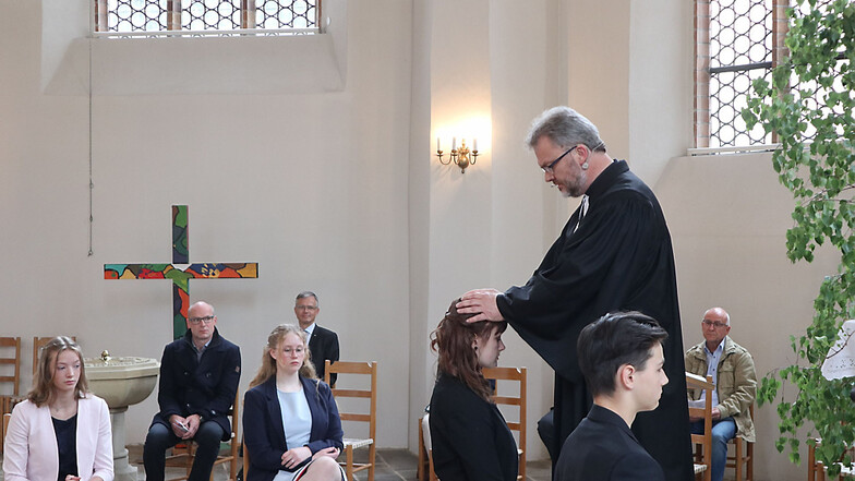 Pfarrer Heinrich Koch segnete die Jugendlichen zur Konfirmation in der Hoyerswerdaer Johanneskirche ein.