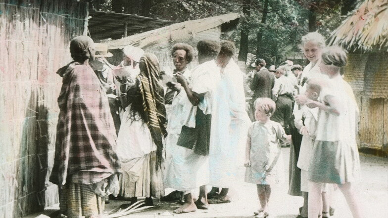 In keinem anderen Zoo fanden derart viele „Völkerschauen“ statt wie in Dresden. 1928 kam es zur letzten Ausstellung von Somaliern; das Bild entnahmen wir dem ausgezeichneten Begleitbuch zur Schau „Menschen anschauen“ aus dem Sandstein-Verlag.