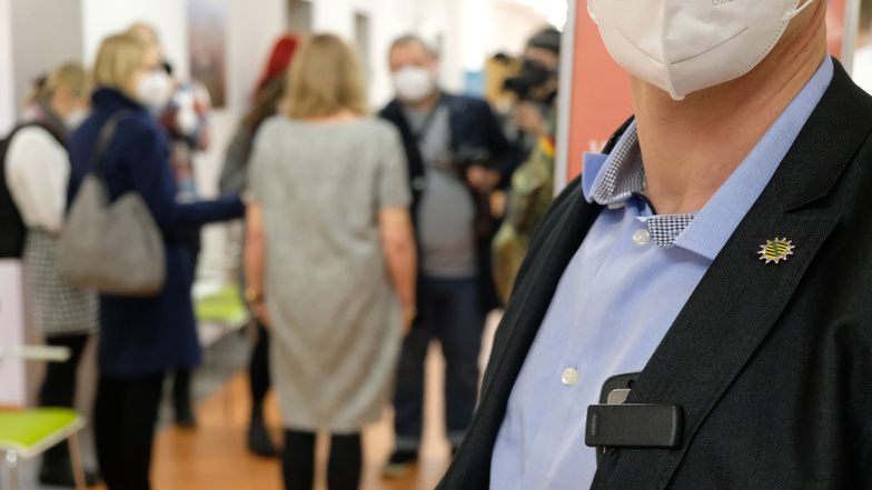 Personenschützer der Polizei begleiten Sachsens Sozialministerin Petra Köpping bei einer Impf-Aktion. Kabinettsmitglieder können zügig Personenschutz erhalten, aber was ist mit Lokalpolitikern?