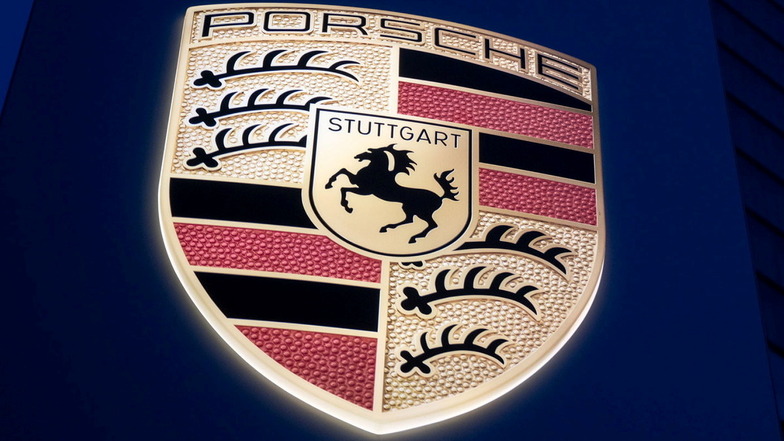 Das Logo des Autobauers Porsche in Stuttgart. Ein Mann in Dänemark, der mit einem geborgten Porsche gerast ist, muss ins Gefängnis und das Auto wird vom Staat verkauft.