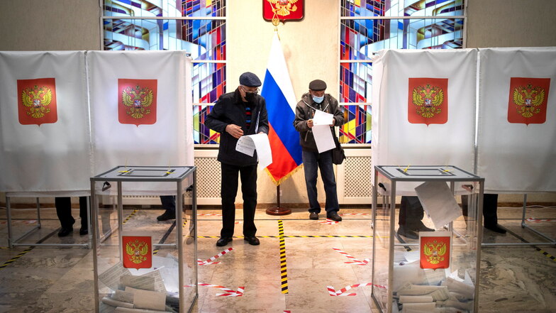 Die Kremlpartei Geeintes Russland von Präsident Putin ist bei den Parlamentswahlen wieder stärkste Kraft geworden. Überschattet wurde die Abstimmung jedoch von Manipulationsvorwürfen.