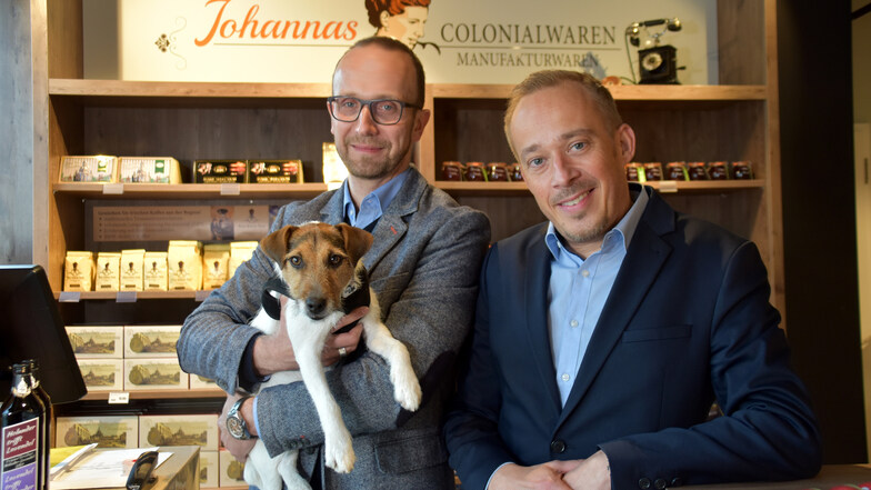 Frank Pieper (li., mit Hund Hannah) und Martin Enk betreiben „Johannas Colonialwarenladen“ am Neumarkt. Mit dem neuen Talkformat Grüner Salon laden sie Dresdner zum Meinungsaustausch ein.