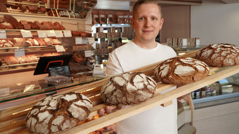 Erik Spiegelhauer ist Bäckermeister in vierter Generation. Die Familien-Bio-Bäckerei aus Pirna hat nun auch eine Filiale in Großharthau eröffnet.