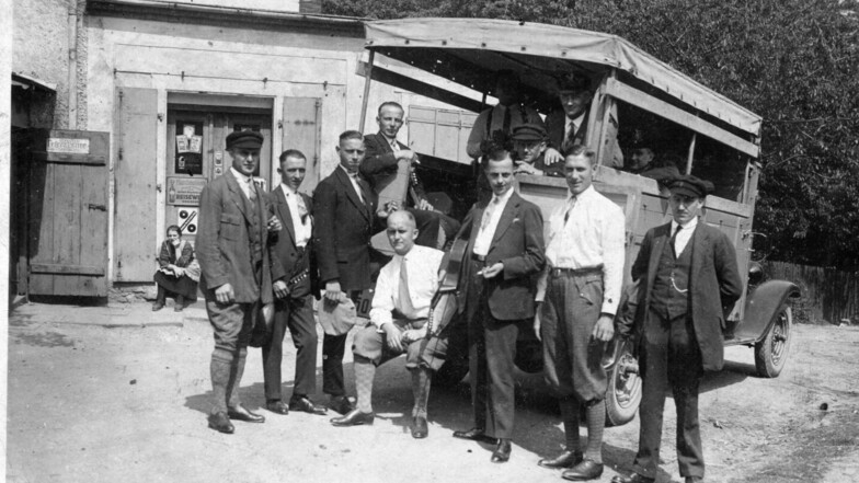 Auch zum Himmelfahrtstag war die Glück-Auf-Gaststätte für viele ein beliebtes Ziel. Anfang der 1950er-Jahre kehrten diese Herren hier ein.