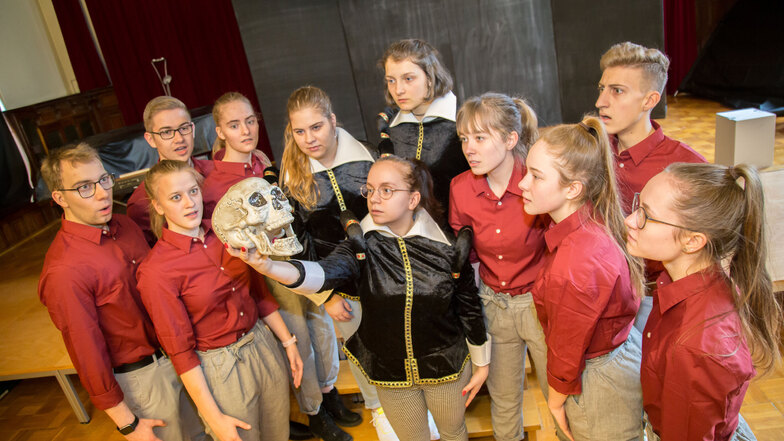 Die elf Schüler des Musiktheaterkurses proben in der Aula am Friedrich-Schleiermacher-Gymnasium ihr Stück "Hamlet - Who we are".