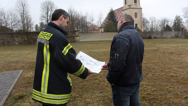 Ortswehrleiter Raiko Riedel (l.) und Bauhofchef Harpo Heide besprechen, wie der Landeplatz markiert werden soll.