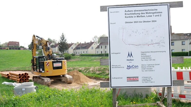 Ein Bauschild an der Nossener Straße weist darauf hin, dass hier an der Kanalisation gearbeitet wird.