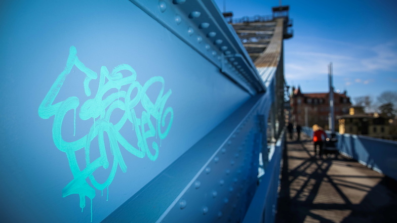 Graffiti am Blauen Wunder sollen vorerst nicht entfernt werden - um Garantieansprüche nicht zu verlieren.