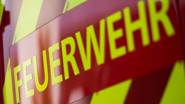 Die Feuerwehr musste in Zwickau einen brennenden Kleintransporter löschen.