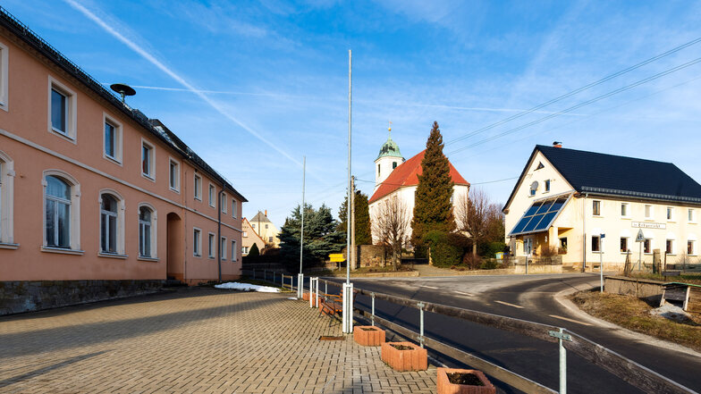 Links die Alte Schule, im Hintergrund die Kirche – die Gemeinde Großharthau möchte den Dorfkern von Schmiedefeld weiter aufwerten. So gibt es Pläne, einen freien Platz an der Schule zu gestalten.
