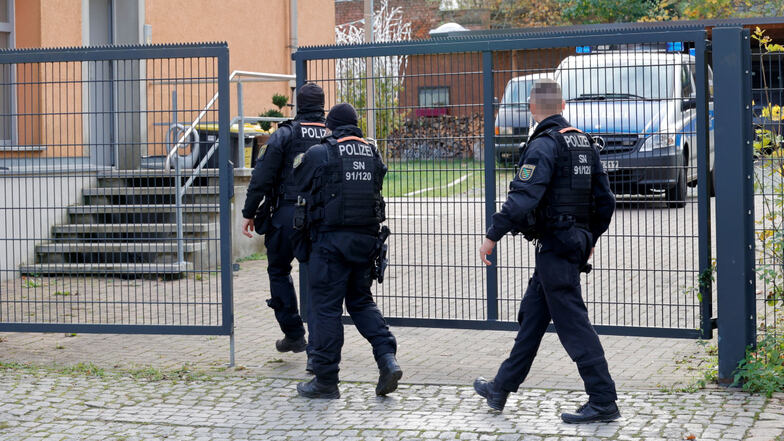 Mehrere Polizeibeamte haben am Mittwoch in Chemnitz fünf Objekte im Stadtteil Gablenz und Sonnenberg durchsucht. Dabei wurden sie mehrfach fündig.