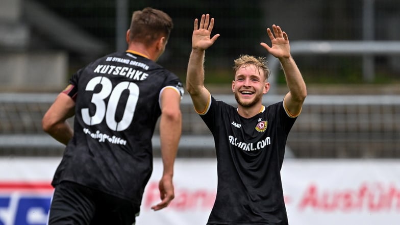 Torschütze Stefan Kutschke (l.) bedankt sich beim Vorlagengeber zum 2:0:  Tony Menzel überzeugte nicht nur in dieser Szene.