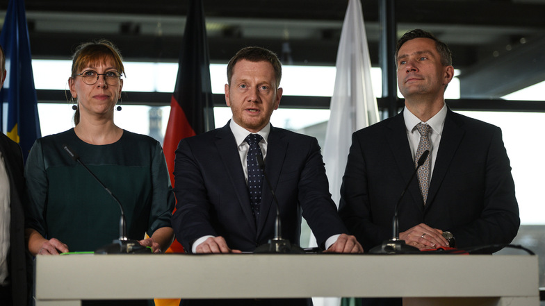 Drei Mitglieder des Kabinetts: Katja Meier (Grüne), Michael Kretschmer (mitte, CDU) und Martin Dulig (SPD). Für die "Kenia"-Koalition steht eine Haushaltsklausur an.