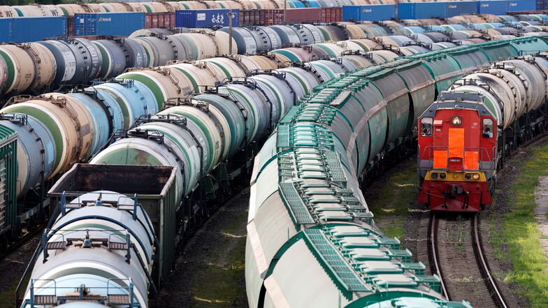 Güterwaggons stehen auf den Gleisen des Güterbahnhofs in Kaliningrad. Litauen hat Beschwerden Moskaus über die Beschränkung des Bahntransits von und zu der zu Russland gehörenden Ostsee-Exklave Kaliningrad zurückgewiesen.