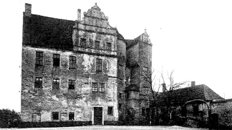 Schloss Rödern lag seit dem 16. Jahrhundert trutzig an der Röder (hier Hofseite). Der Abriss war 1948.