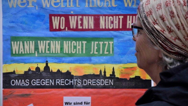 Mit Tranparenten und Infobroschüren versuchen die "Omas gegen Rechts" bei ihren Mahnwachen in Dresden, rassistische Aussagen und Parolen mit Fakten zu widerlegen.