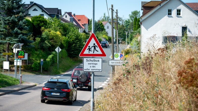 Um eine Bushaltestelle in Richtung Stadt bauen zu können, muss ein Teil des Hanges in Meinsberg abgetragen werden.