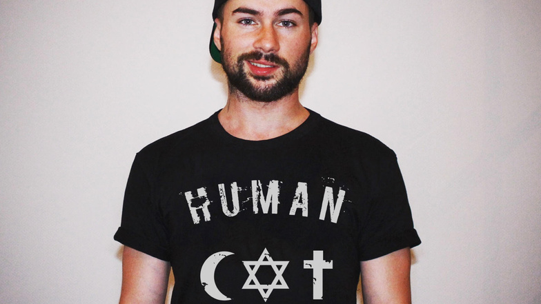 Der Internethändler Benjamin Hartmann, Gründer des inzwischen in London ansässigen Mode-Labels Human Blood, hat #wirsindmehr Mitte Mai beim Deutschen Patent- und Markenamt als Marke angemeldet.