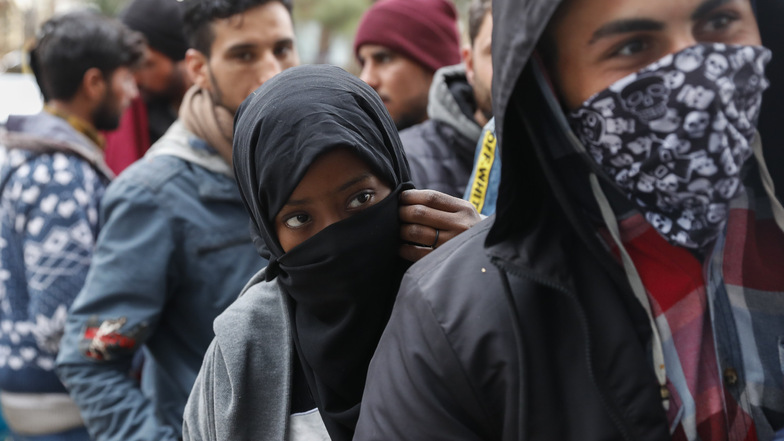Symbolbild: Migranten stehen in der Schlange vor einem Supermarkt in der Nähe der griechisch-türkischen Grenze, um Essen zu kaufen.