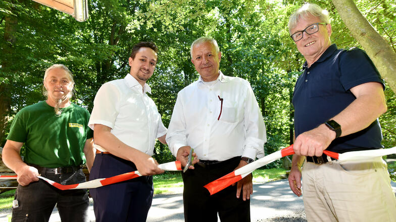 Eine der ersten Amtshandlungen als neuer Tierpark-Direktor: Andreas Stegemann (links) eröffnet gemeinsam mit Dennis und Cengiz Demirel und dem früheren Tierparkchef Bernd Großer das umgebaute Nerzgehege.