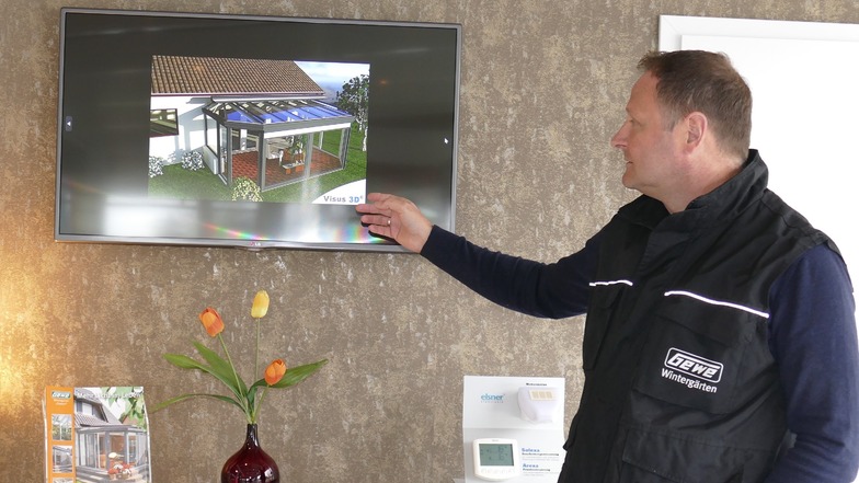 Im Planungsverlauf bietet Thomas Otto-Scholz seinen Kunden den Service der räumlichen Darstellung mithilfe von 3D Software. Diese ermöglicht es dem Kunden, einen ersten Eindruck von dem neuen Wintergarten am Bestandsgebäude zu gewinnen. Foto: Dagmar Doms-Berger