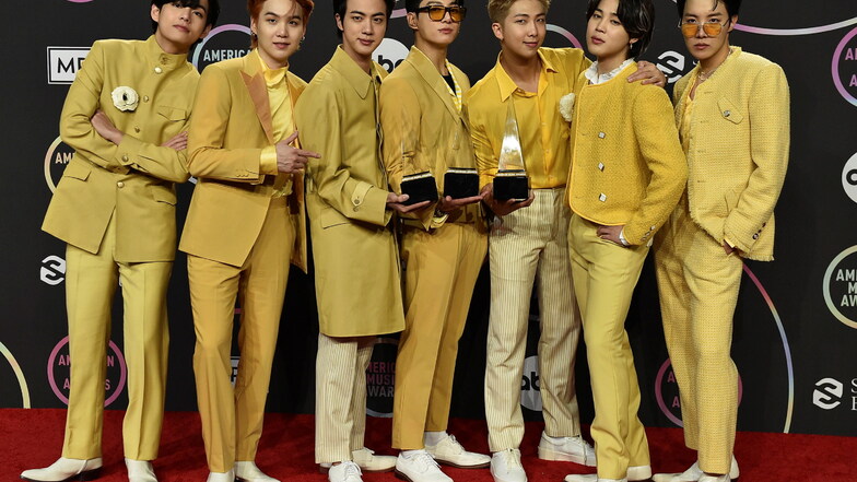 Die südkoreanische Boyband BTS mit den Auszeichnungen für das beliebteste Pop-Gruppe und den beliebtesten Pop-Song für "Butter" bei den American Music Awards.