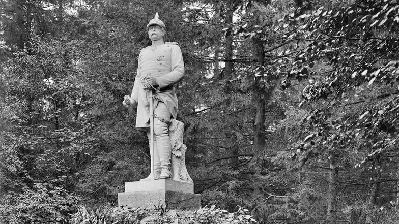 Auf dem Czorneboh stand bis 1950 ein Bismarck-Denkmal. 2021 gab es eine Initiative zur Wiedererrichtung - und heftige Diskussionen. Jetzt widmet sich eine Veranstaltung noch einmal dem Thema.