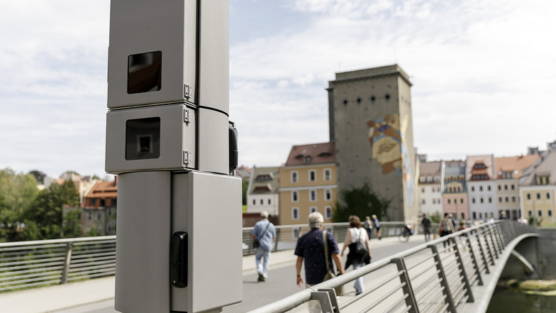 Nein, kein Blitzer. Auf der Altstadtbrücke wurde eine der Videoanlagen installiert, die am Freitag vorgestellt werden.