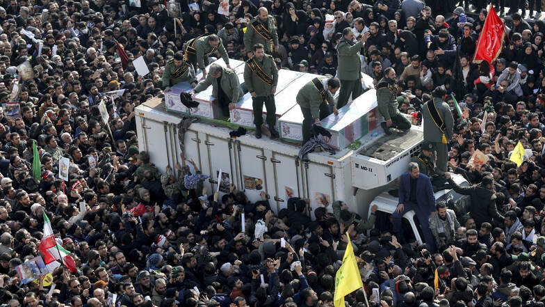Die Särge des iranischen Generals Ghassem Soleimani und anderen Getöteten werden durch einen Trauerzug gefahren.