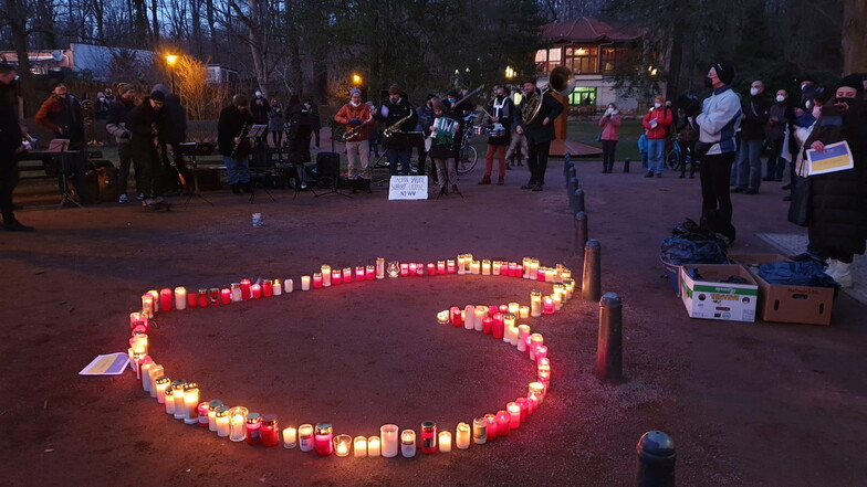 Die Teilnehmer einer Kundgebung stellten ein Herz aus Kerzen im Stadtteil Weißer Hirsch auf. Man wolle zeigen, "dass der Dresdner Elbhang bunt, tolerant und solidarisch ist", hieß es im Aufruf zum Treffen.