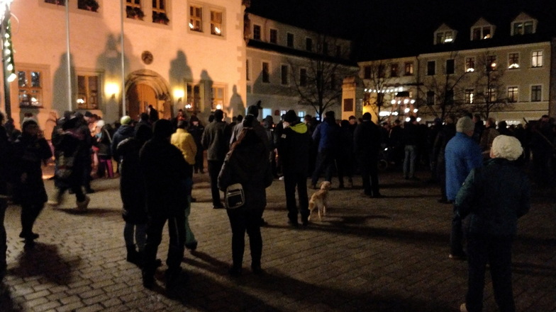 Der schweigende Umzug durch Dippoldiswalde endete am Montagabend vor dem Rathaus mit einer Kerzenniederlegung und einem Lied.