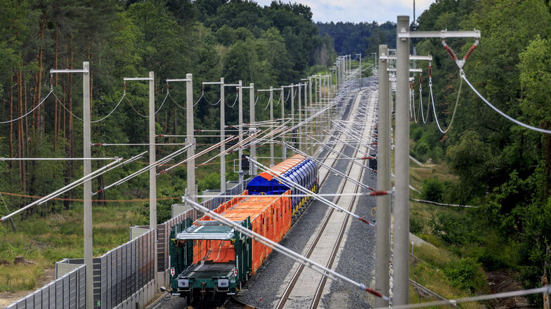 Auf der Magistrale - von  Knappenrode über Niesky bis zur polnischen Grenze - wurde die Strecke in den vergangenen Jahren elektrifiziert. Ob es auch für Dresden-Görlitz dazu kommen wird, steht noch in den Sternen.