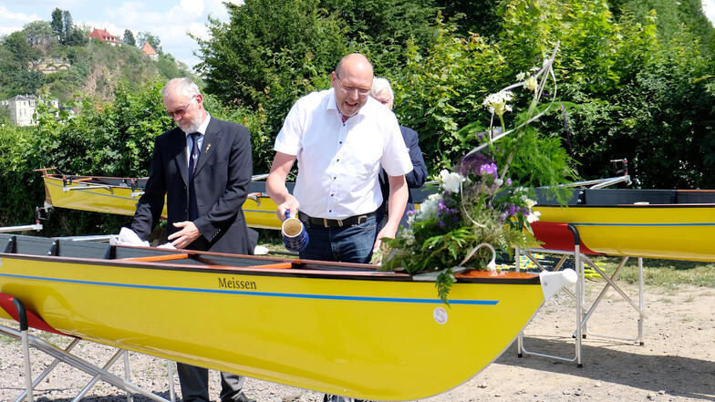 Zum Saisonauftakt beim Meißner Ruderclub tauft Oberbürgermeister Olaf Raschke den neuen Achter - das Flaggschiff des Vereins.