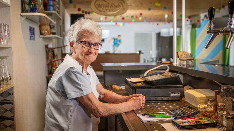 Die Radeberger "Heideschänke"-Kneiperin Helga Jäschke hat unlängst ihren 80. Geburtstag gefeiert.