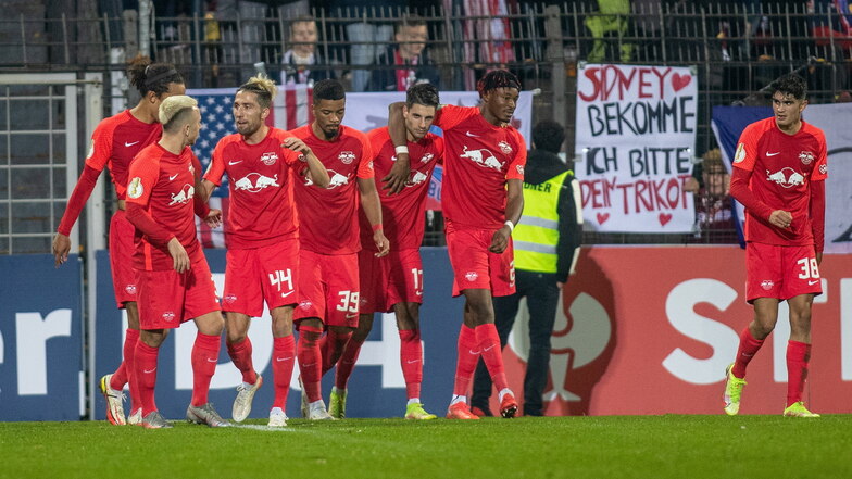 Die Profis von RB Leipzig jubeln nach dem 1:0 durch Dominik Szoboszlai (3.v.r).