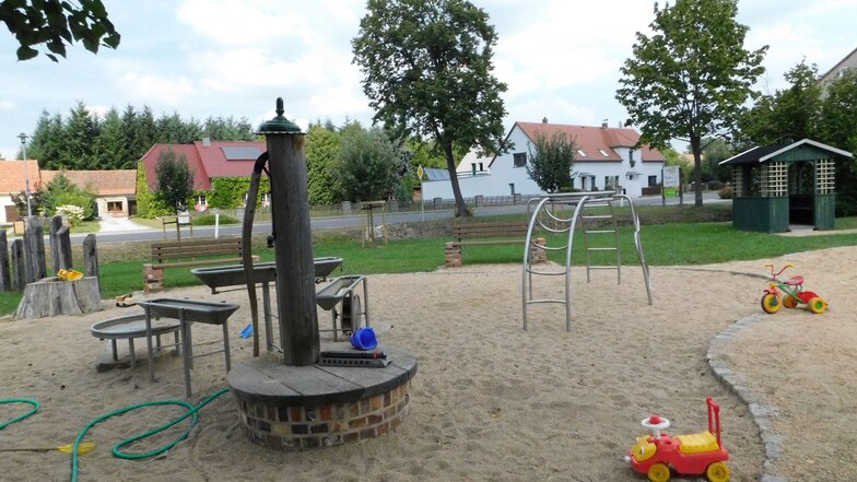 Der Spielplatz: Der Wasserspielplatz im Ortskern mit Bänken, Grünanlage und Pavillon ist Treffpunkt für alle Generationen – auch durch Fleischer, Bäcker, Eisverkauf im Umfeld.