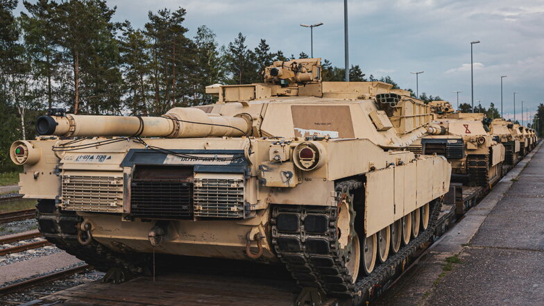 US-Panzer vom Typ M1A1 Abrams, die für die Ausbildung von Soldaten aus der Ukraine vorgesehen sind, stehen zur Abfahrt bereit.