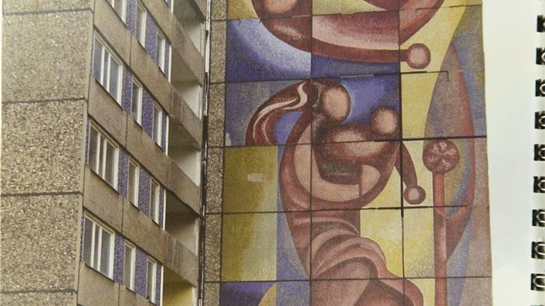 Die Details und das große Ganze sind hier zu sehen. Eines der wenigen erhaltenen Fotos von dem Wandbild zeigt die Größe des Mosaiks, das ein zehnstöckiges Wohnhaus in Dresden-Prohlis geschmückt hat, bis es 2004 abgerissen wurde.