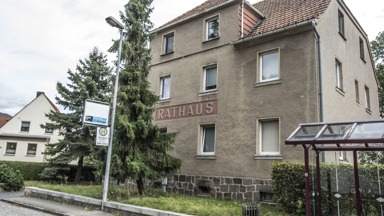 Der Schriftzug „Rathaus“ steht noch dran, aber ein Bürgermeister arbeitet im ehemaligen Hermsdorfer Rathaus schon länger nicht mehr. Am Montag stimmte der Gemeinderat für den Verkauf des Gebäudes.
