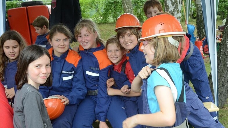 Früh übt sich: Beim Kreisjugendfeuerwehrtag in Groß Düben sind auch die Mädchen der Jugendfeuerwehr Trebus-Quolsdorf zahlreich vertreten. Foto: Rolf Ullmann