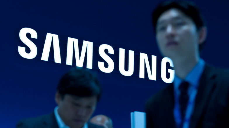 ARCHIV - 01.09.2012, Berlin: Das Logo des südkoreanischen Unternehmens Samsung auf der Internationalen Funkausstellung IFA. Der Erbe des Konzerns ist jetzt begnadigt worden.