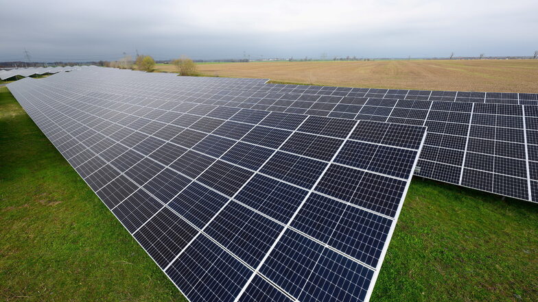 In Deutschland gibt es schon viele solcher Fotovoltaik-Felder. Jetzt will Elstra Kriterien für das Aufstellen von Anlagen erneuerbarer Energien erarbeiten.