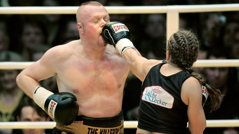 Die ehemalige Boxweltmeisterin Regina Halmich und Fernsehmoderator Stefan Raab kämpfen im September erneut gegeneinander (Archivbild).