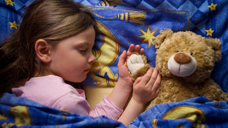 Kinder haben einen ungestörteren Schlaf, wenn sie die Nacht im eigenen Bett verbringen
