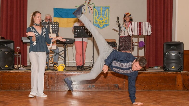 Ukrainerinnen und Ukrainer haben am Samstag ihren Helfern aus Roßweiner die Musik und Kultur ihrer Heimat nähergebracht. Dazu gehörten auch Uliana Bielaro Kalinichenko und ihr Mann Vlatyslov.