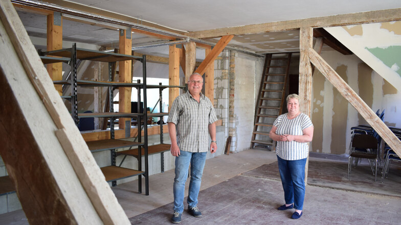 Bernd Wende und Ulrike Neumann stehen auf dem Dachboden des Bürgerzentrums in Knappenrode, der zur Selbsthilfewerkstatt ausgebaut werden soll.
