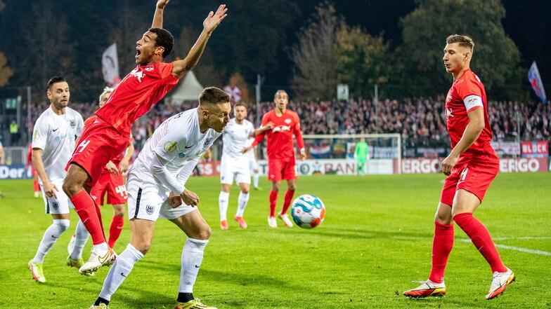 Leipzigs Tyler Adams (l) kämpft gegen Daniel Frahn (M) von SV Babelsberg um den Ball.